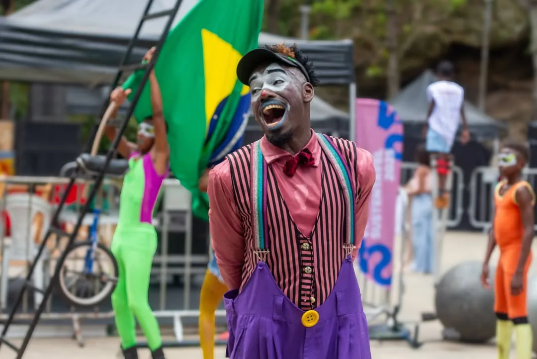 Artista circense em cena durante apresentação ao ar livre