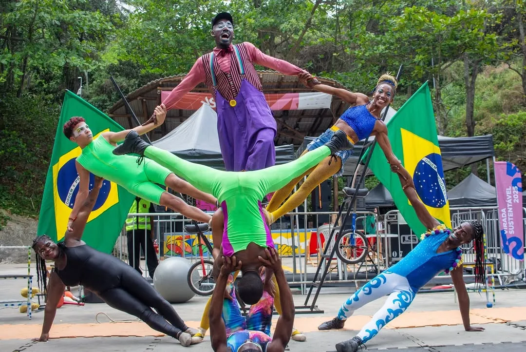 Artistas circenses realizando uma composição coletiva