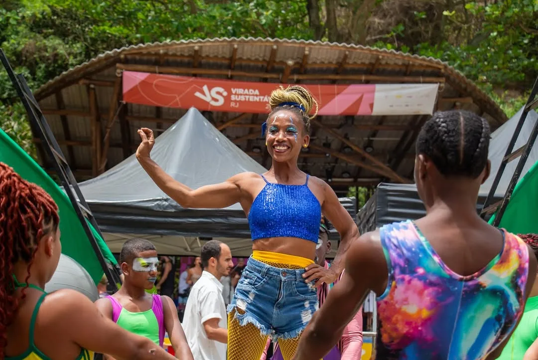 Artista conduzindo uma atividade de movimento em grupo